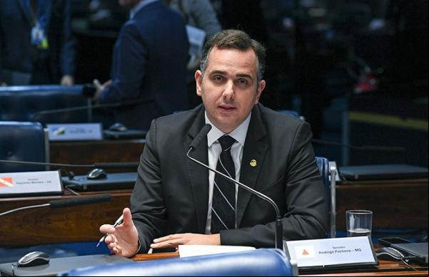 O presidente do Senado, Rodrigo Pacheco (PSD-MG), anunciou na noite desta quarta-feira (9) que desistiu de concorrer à Presidência da República. Pacheco havia sinalizado a desistê(Imagem:Reprodução)