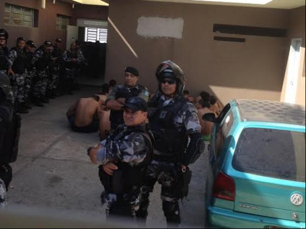 Presos foram levados para o pátio da delegacia e aram por vistoria.(Imagem:Juliana Barros/G1)