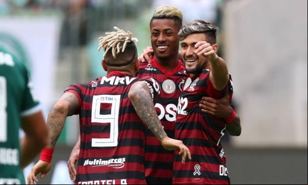 Gabriel comemora com Bruno Henrique.(Imagem:AMANDA PEROBELLI / REUTERS)