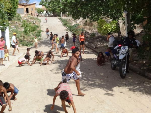 Palhaço Carrapeta faz a alegria das crianças com distribuição de bombons em Floriano.(Imagem:FlorianoNews)