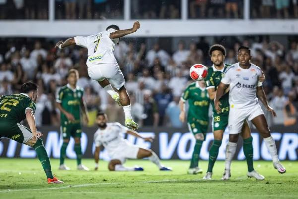 Otero sobe para cabecear e fazer gol do Santos contra o Palmeiras.(Imagem:Abner Dourado/AGIF)