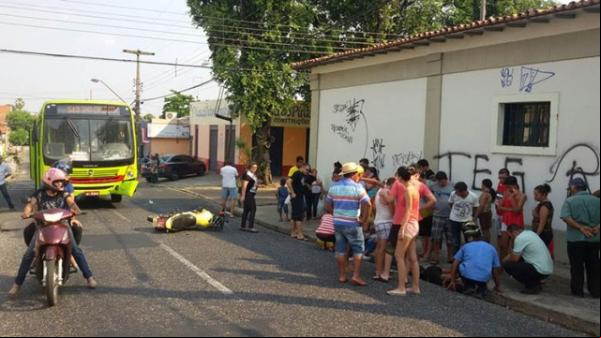 ageira de mototáxi morre após colisão com ônibus no Centro de Teresina.(Imagem:João Fontenele)