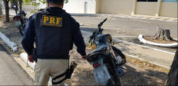 PRF apreende motocicleta com mais de R$ 10 mil em multas.(Imagem:Divulgação/PRF)