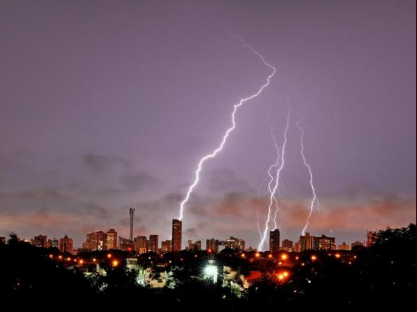 Queda de raios devem aumentar principalmente a partir de março de 2016.(Imagem:Juscel Reis)