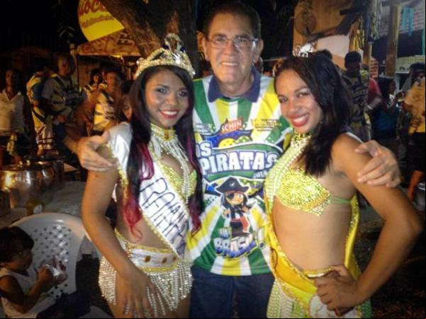 Oscar Procópio prestigiou desfile de Escolas de Samba de Floriano.(Imagem:Assessoria)