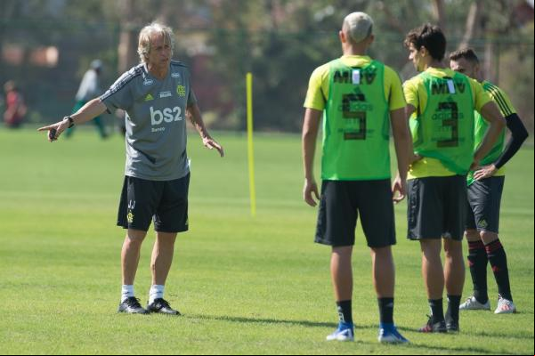 O didático: Jorge Jesus orienta os jogadores durante treino no Ninho do Urubu.(Imagem:Alexandre Vidal/Flamengo)