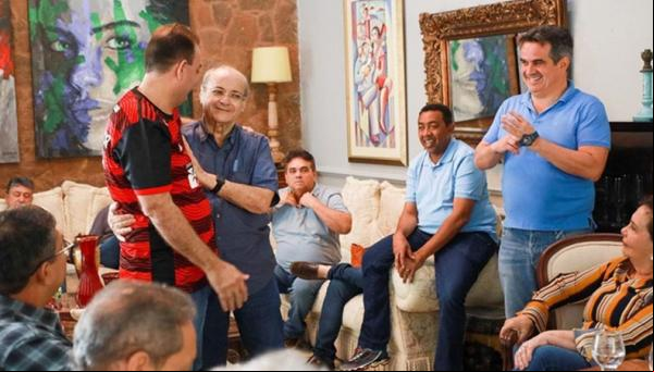 Abraço entre Jeová Alencar e Sílvio sela acordo político do grupo de oposição(Imagem:Divulgação)