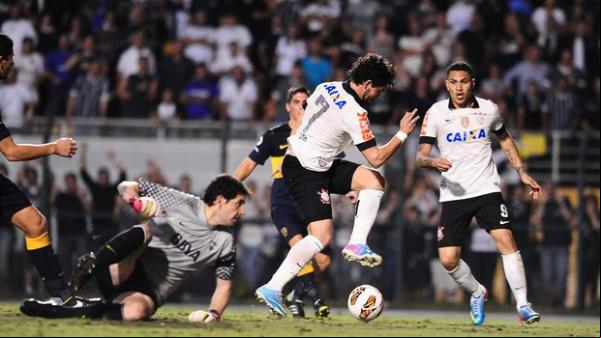 Pato a pelo goleiro e na hora do chute fura de forma bisonha.(Imagem:Marcos Ribolli)