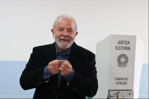 O presidente eleito à presidência da República, Luiz Inácio Lula da Silva, vota na Escola Estadual João Firmino, em São Bernardo do Campo no primeiro turno.(Imagem:Rovena Rosa/Agência Brasil)