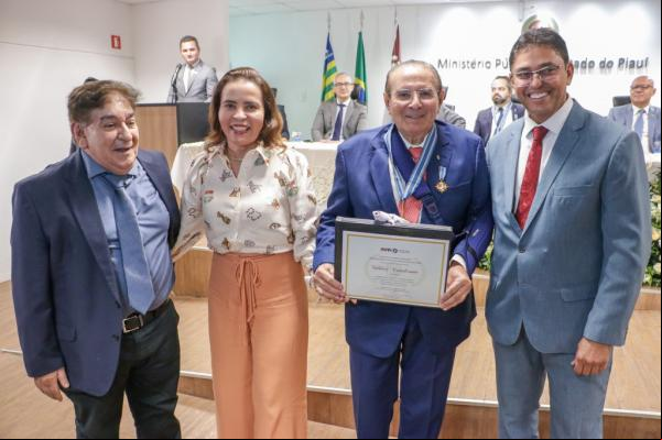 Valdeci Cavalcante é homenageado com a Medalha do Mérito do Ministério Público no Piauí(Imagem:Divulgação)